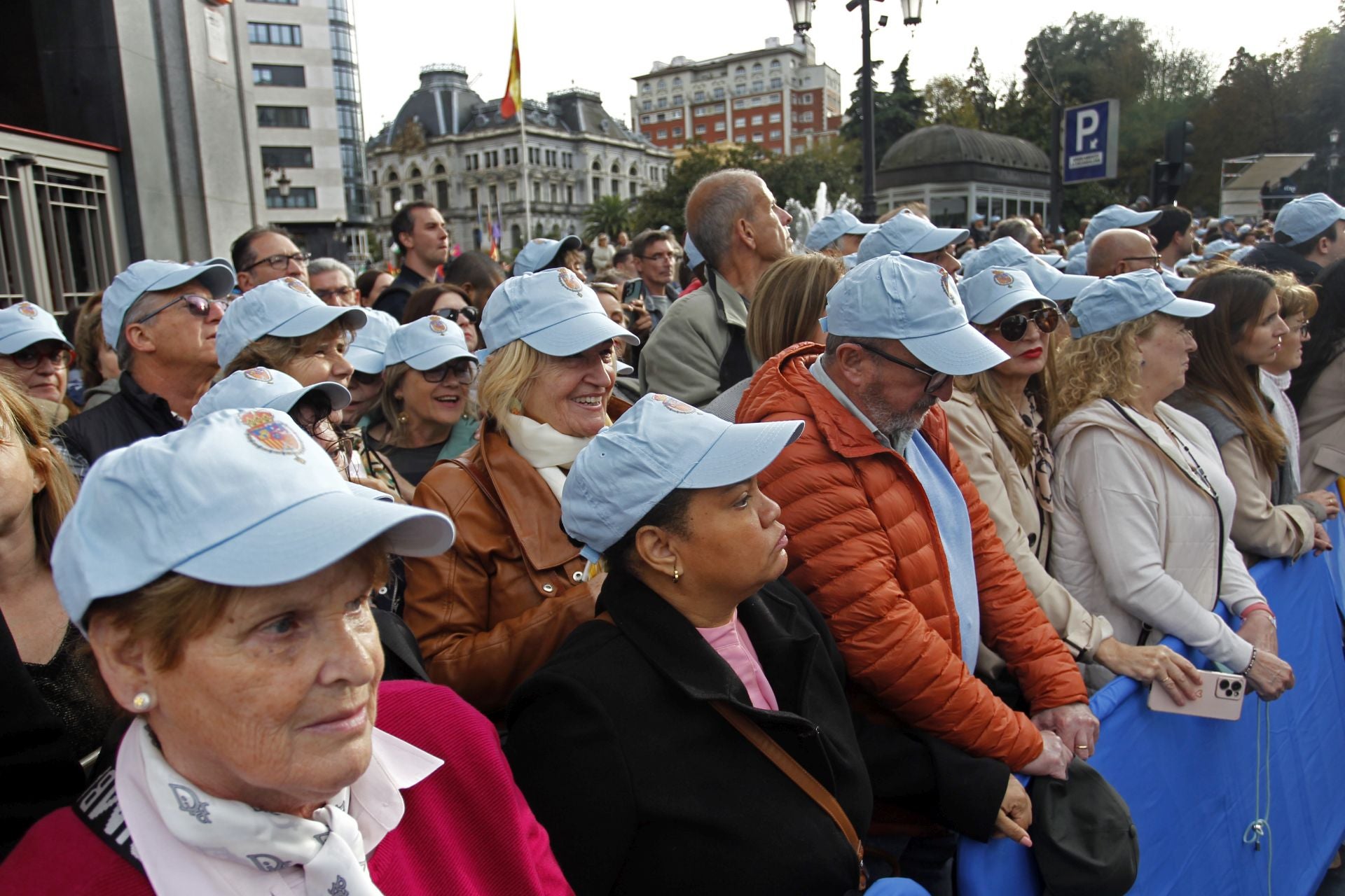 Premios Princesa de Asturias: Regalos del público y muchas fotos a las puertas del Campoamor
