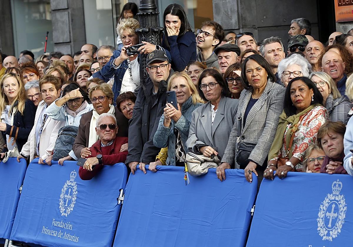 Premios Princesa de Asturias: Regalos del público y muchas fotos a las puertas del Campoamor