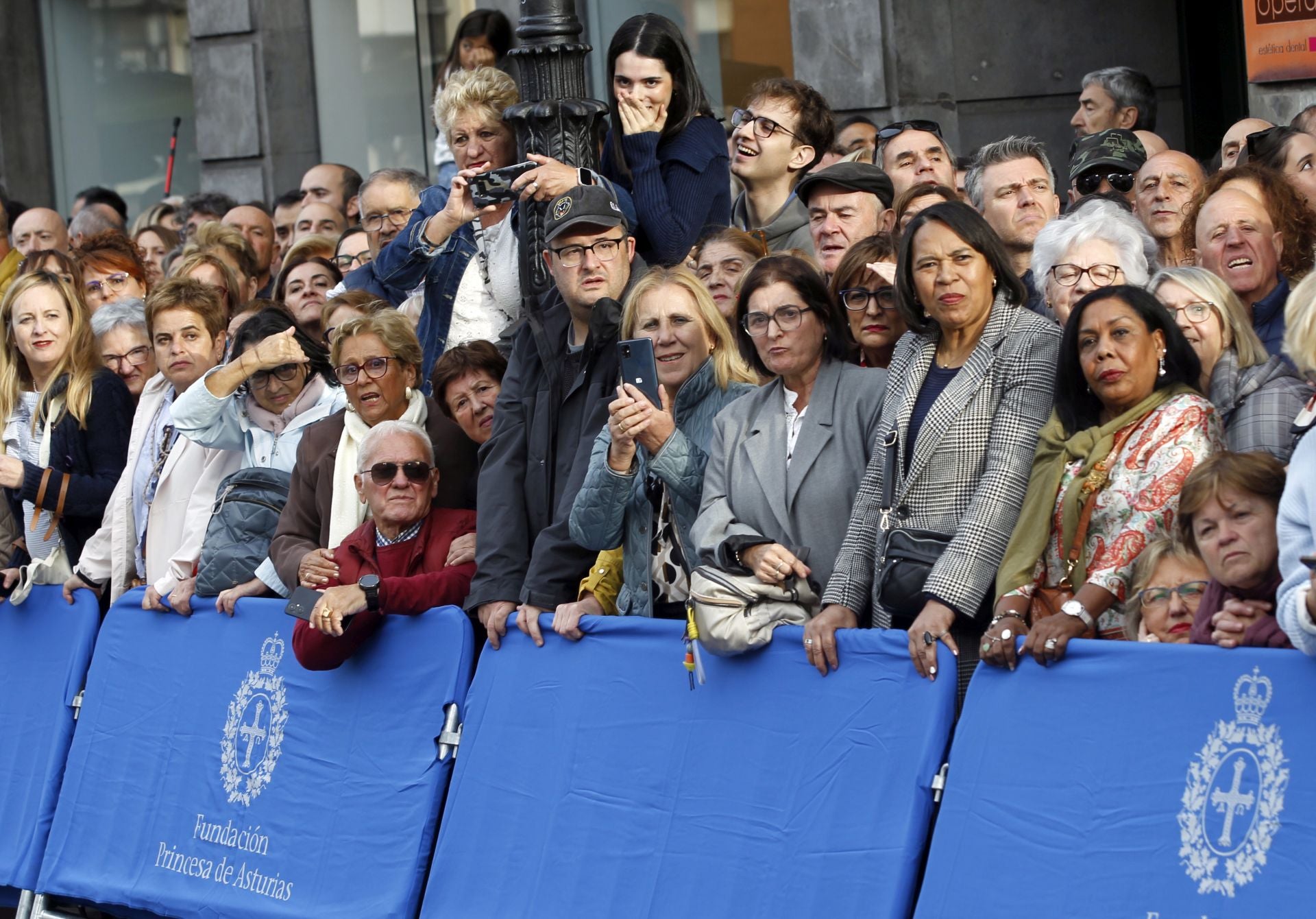 Premios Princesa de Asturias: Regalos del público y muchas fotos a las puertas del Campoamor