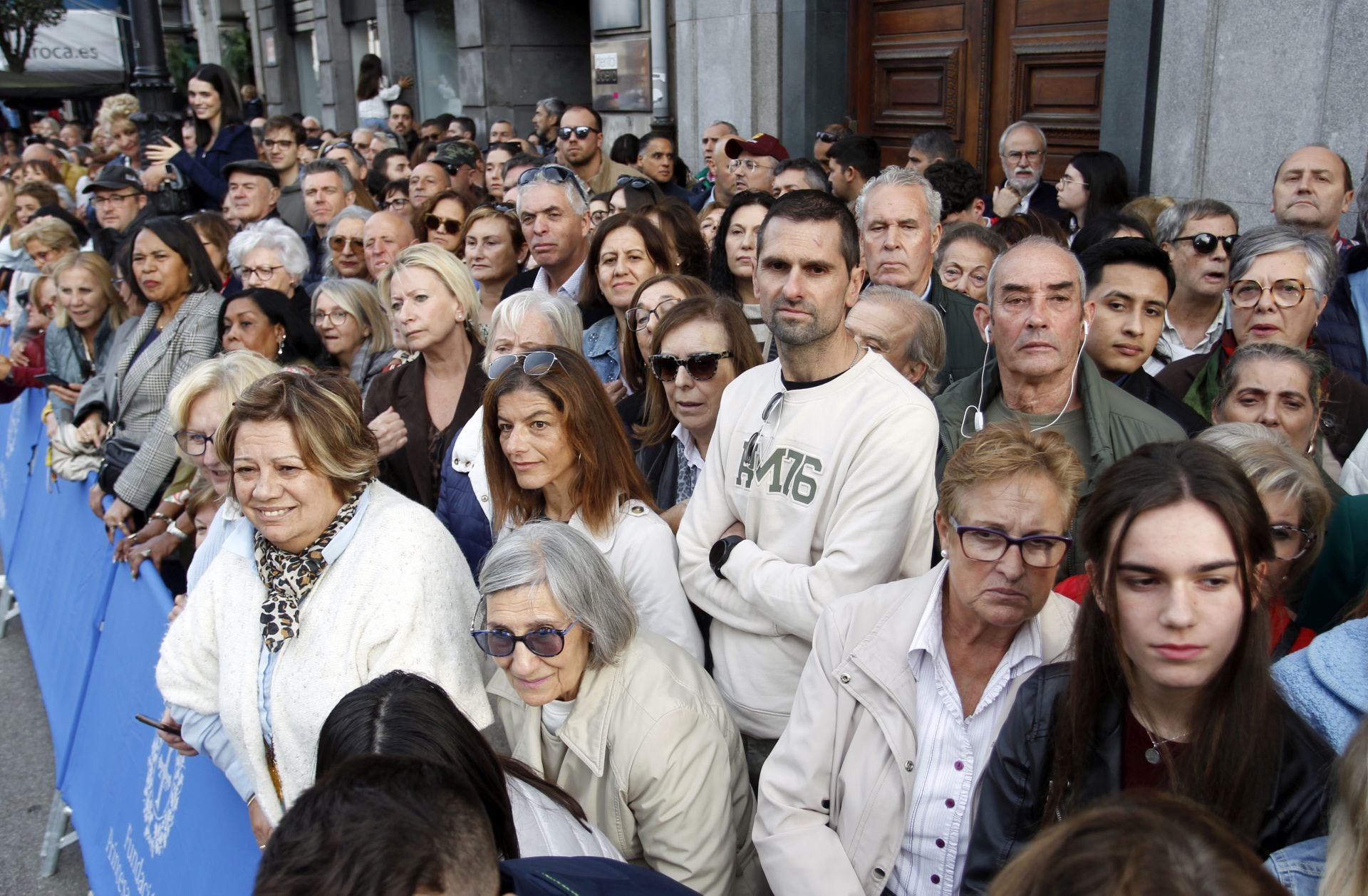Premios Princesa de Asturias: Regalos del público y muchas fotos a las puertas del Campoamor