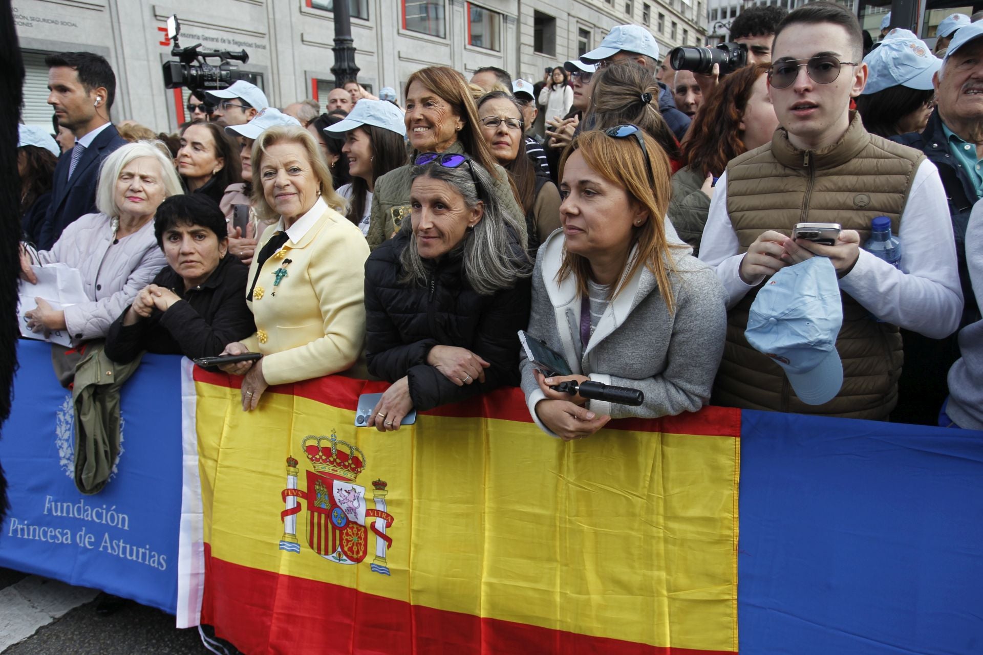 Premios Princesa de Asturias: Regalos del público y muchas fotos a las puertas del Campoamor