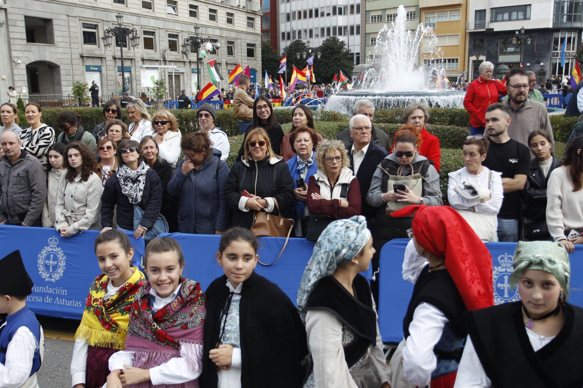 Premios Princesa de Asturias: Regalos del público y muchas fotos a las puertas del Campoamor