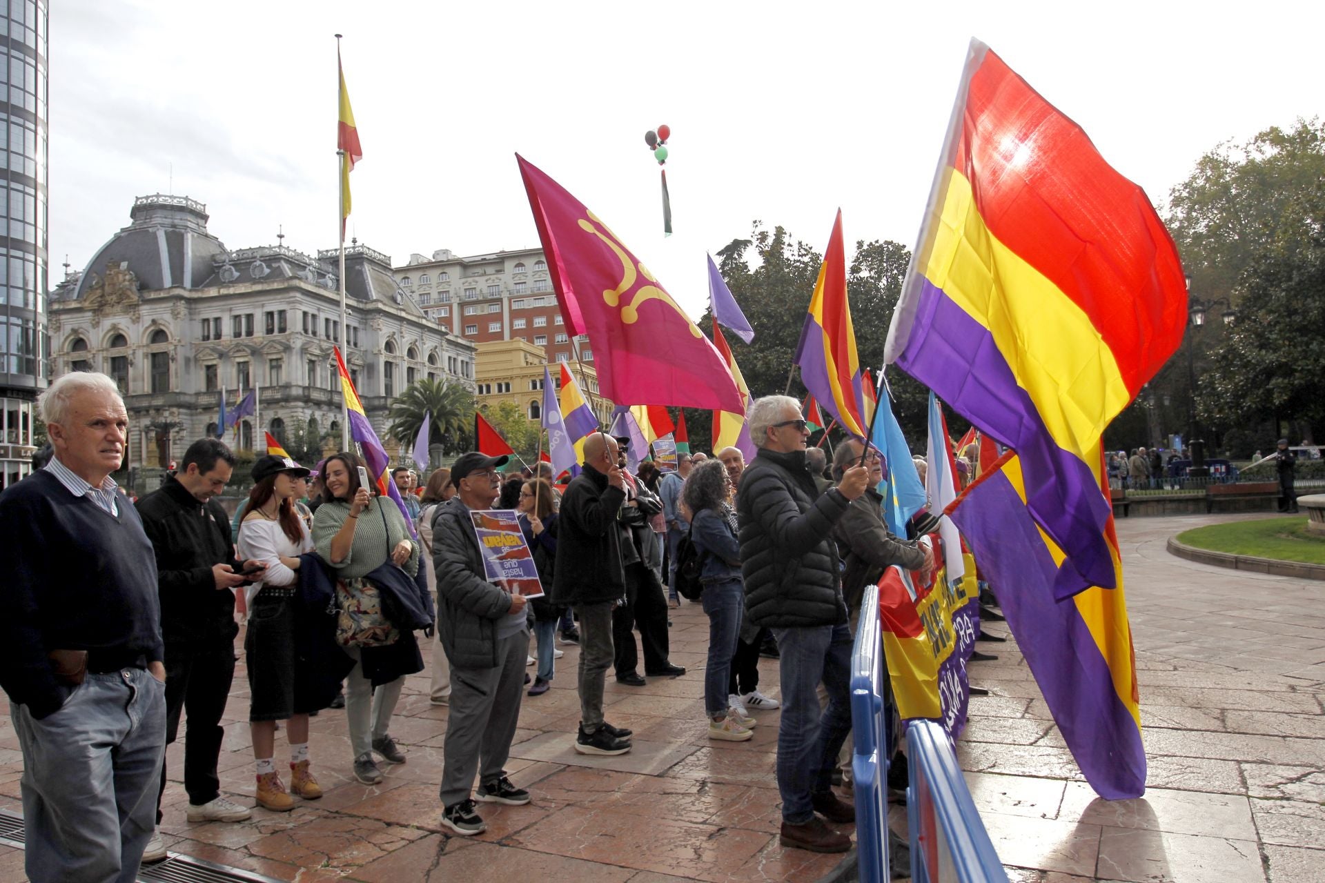 Premios Princesa de Asturias: Regalos del público y muchas fotos a las puertas del Campoamor