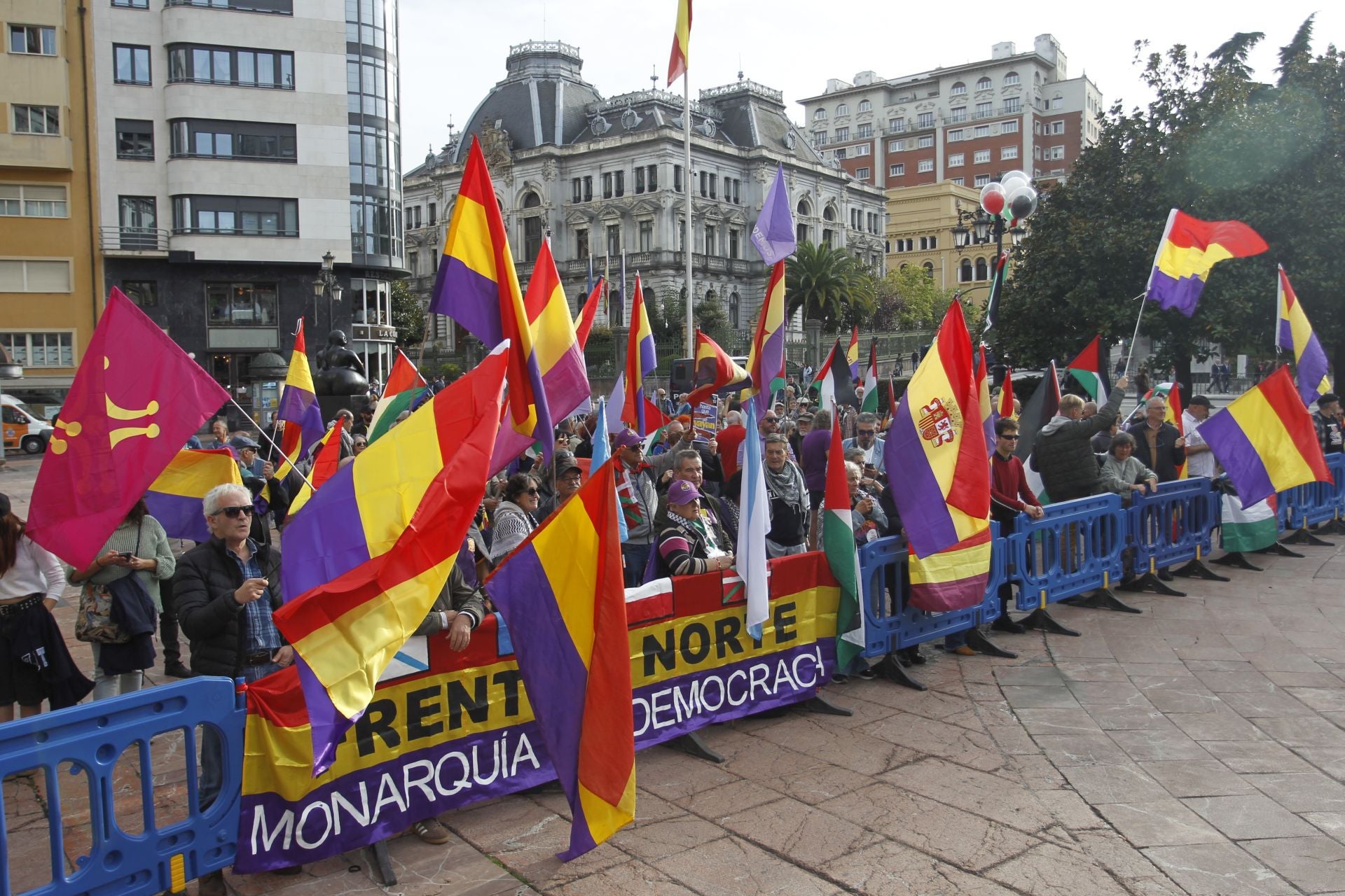 Premios Princesa de Asturias: Regalos del público y muchas fotos a las puertas del Campoamor
