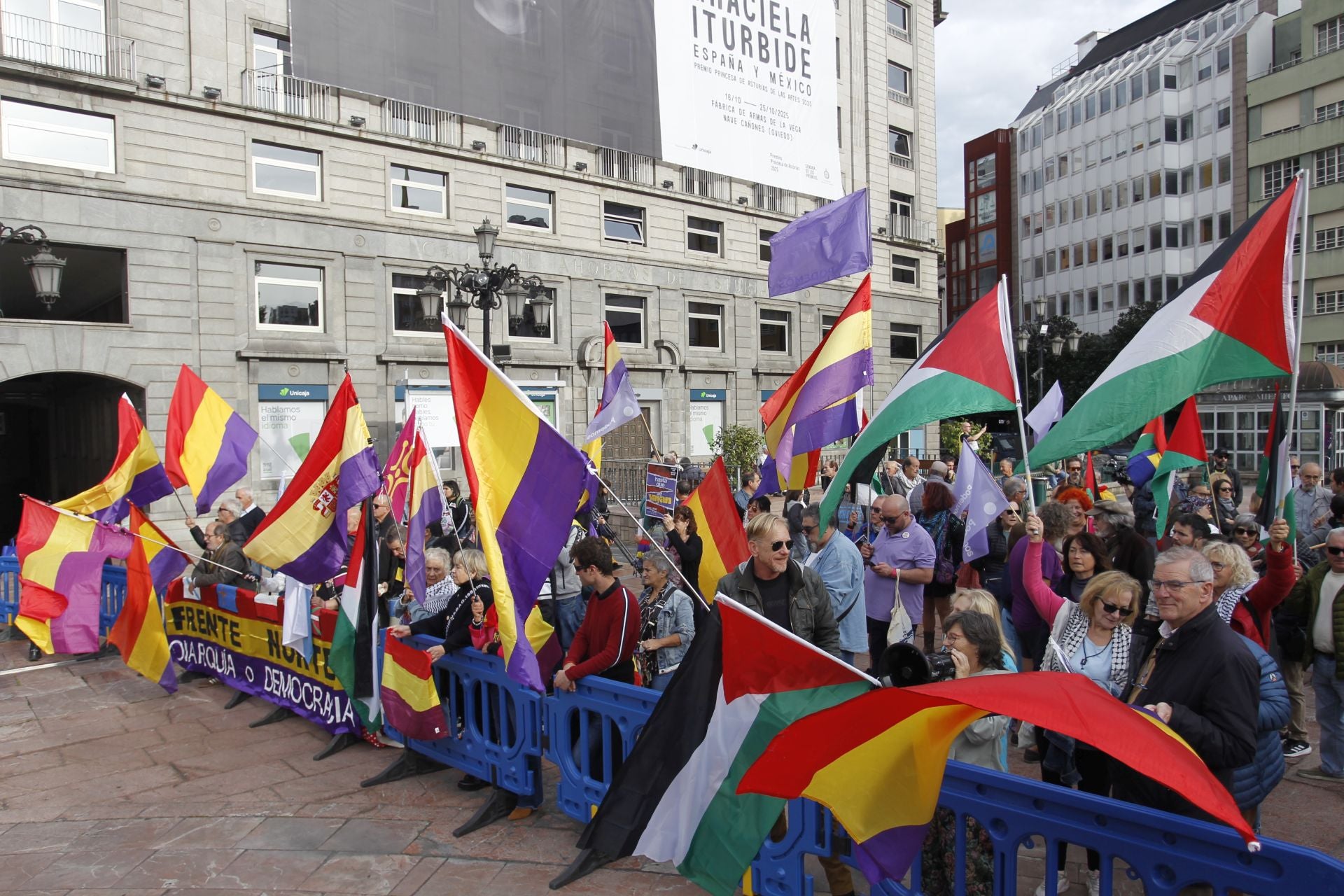 Premios Princesa de Asturias: Regalos del público y muchas fotos a las puertas del Campoamor