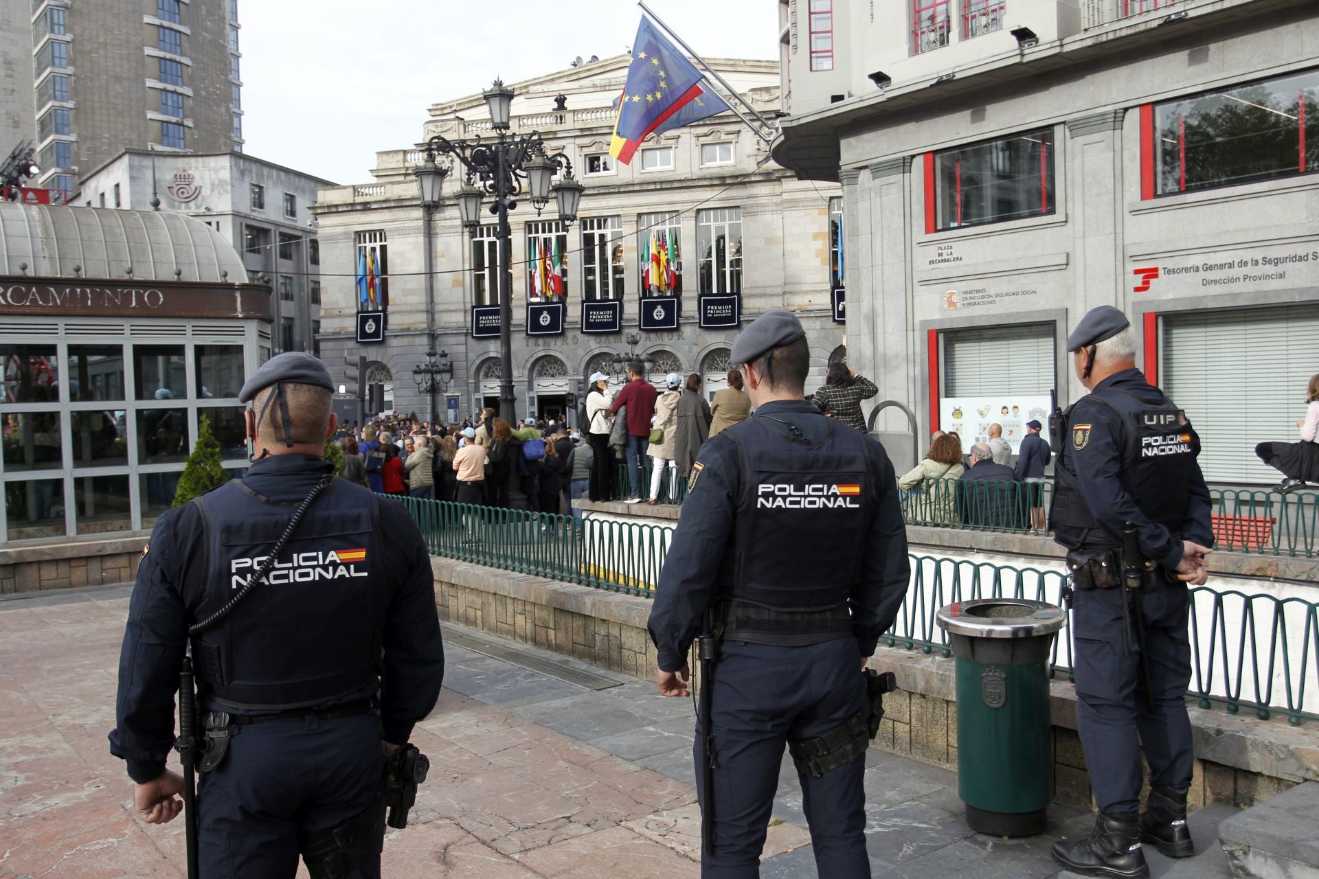 Premios Princesa de Asturias: Regalos del público y muchas fotos a las puertas del Campoamor