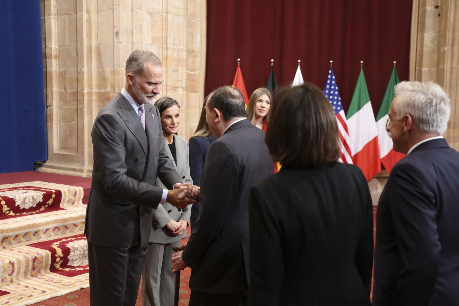 Muchas sonrisas y calurosos saludos en las audiencias de la Familia Real en el Reconquista