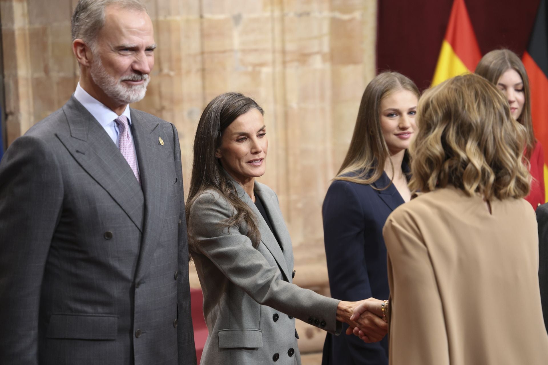Muchas sonrisas y calurosos saludos en las audiencias de la Familia Real en el Reconquista