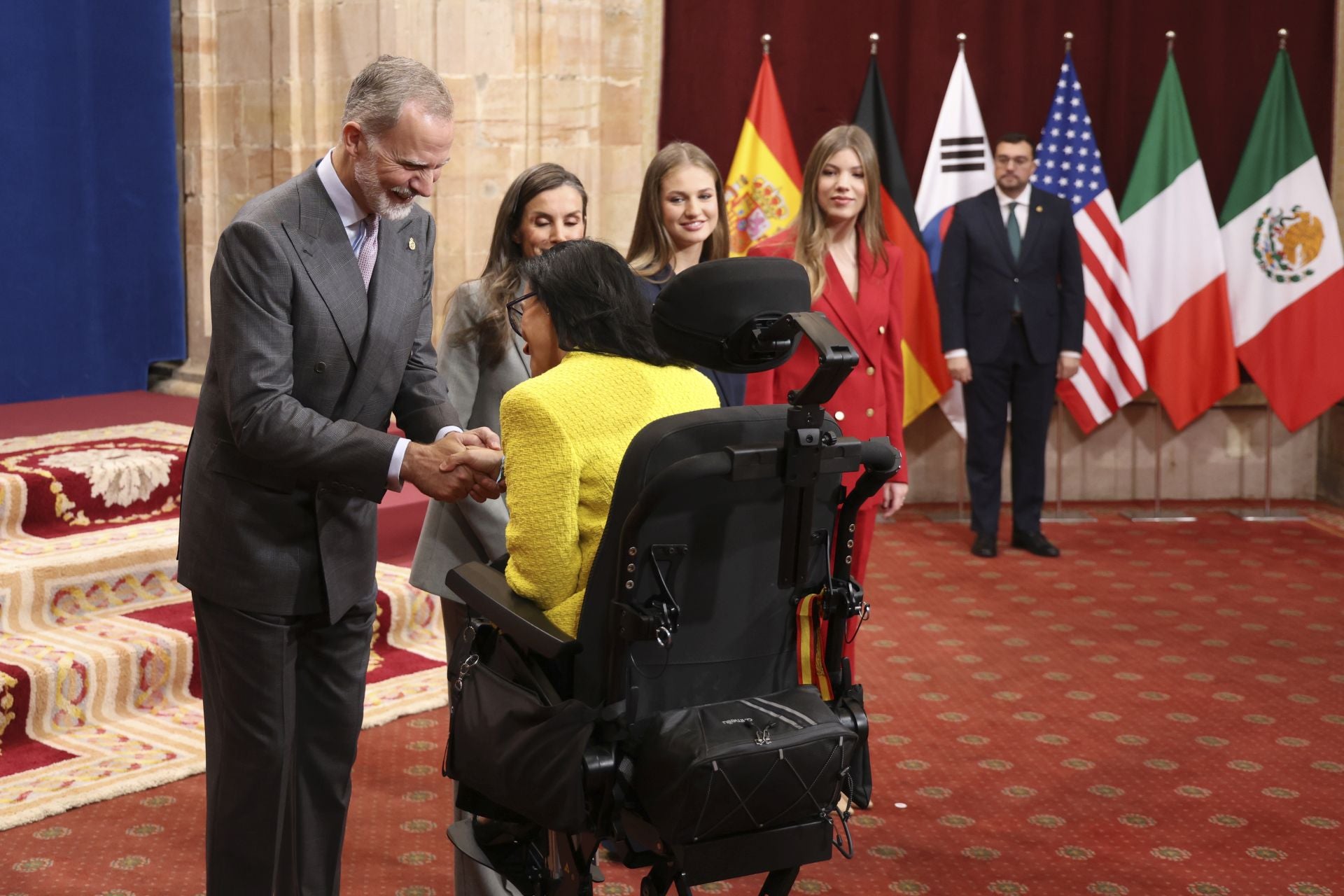 Muchas sonrisas y calurosos saludos en las audiencias de la Familia Real en el Reconquista