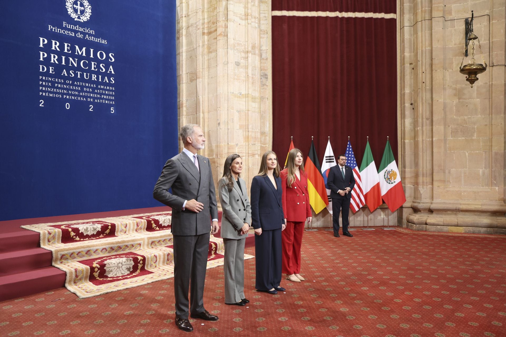 Muchas sonrisas y calurosos saludos en las audiencias de la Familia Real en el Reconquista