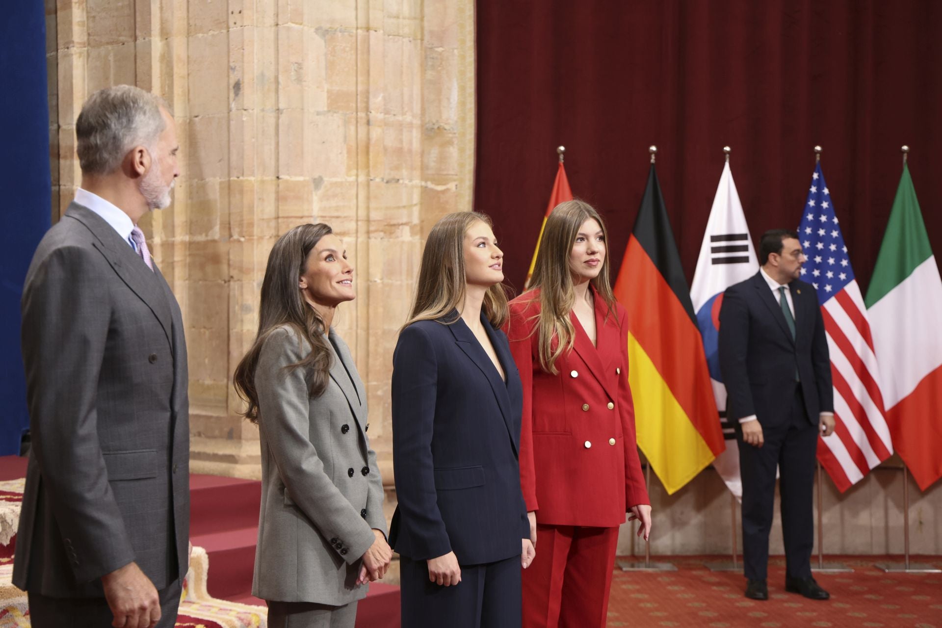 Muchas sonrisas y calurosos saludos en las audiencias de la Familia Real en el Reconquista