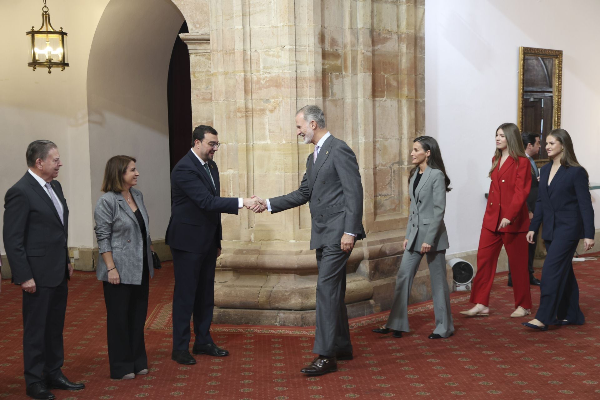 Muchas sonrisas y calurosos saludos en las audiencias de la Familia Real en el Reconquista