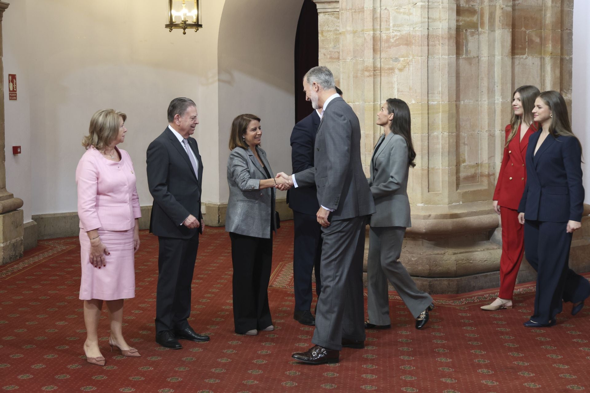Muchas sonrisas y calurosos saludos en las audiencias de la Familia Real en el Reconquista