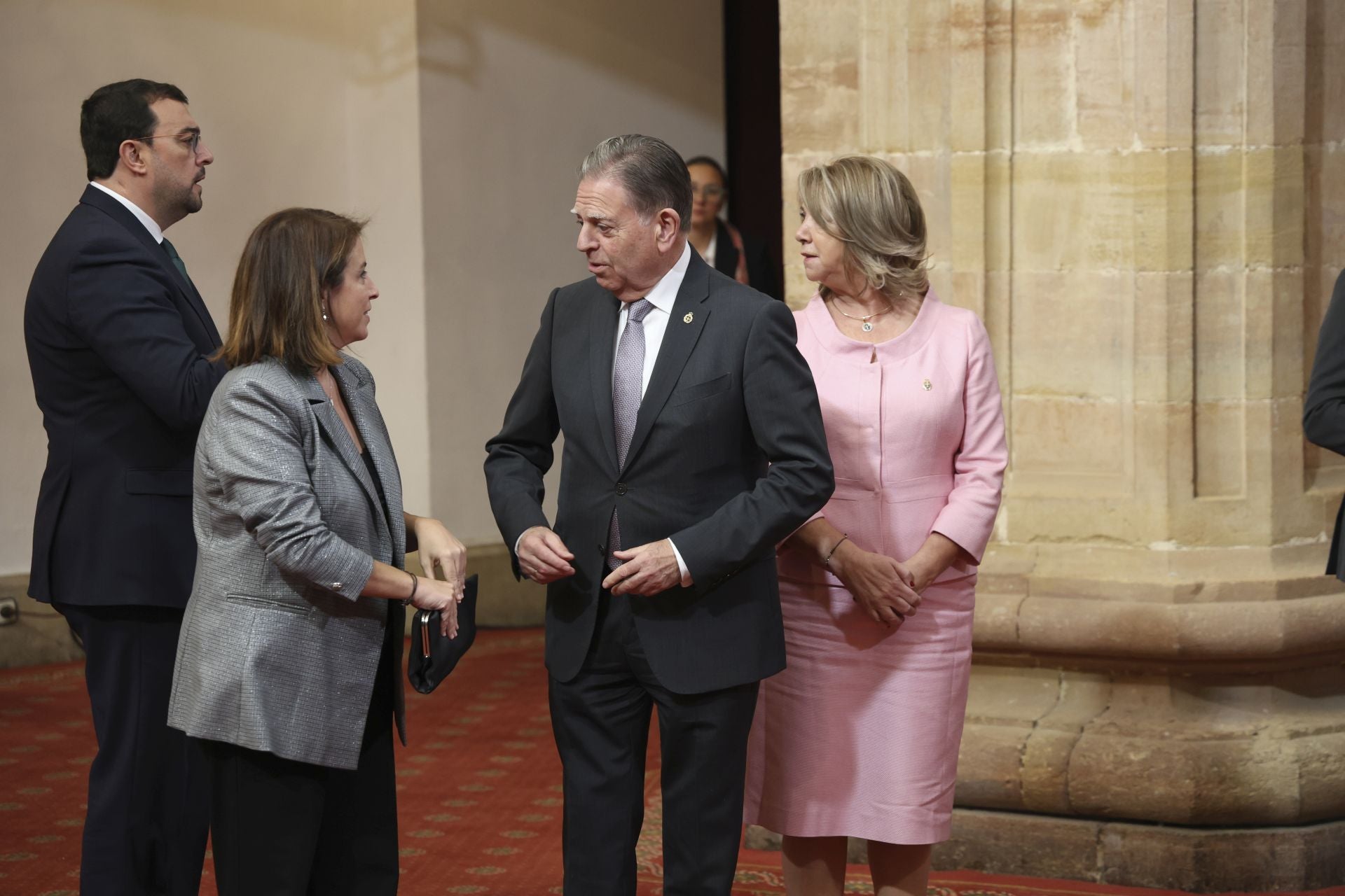 Muchas sonrisas y calurosos saludos en las audiencias de la Familia Real en el Reconquista