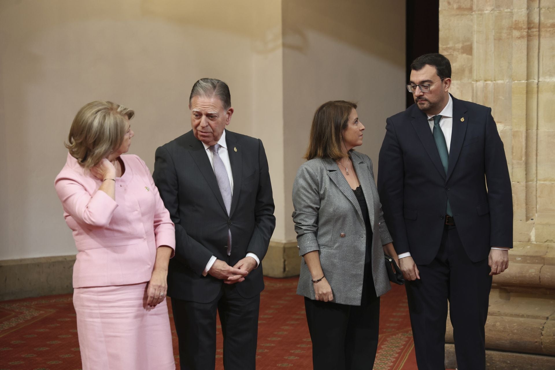 Muchas sonrisas y calurosos saludos en las audiencias de la Familia Real en el Reconquista