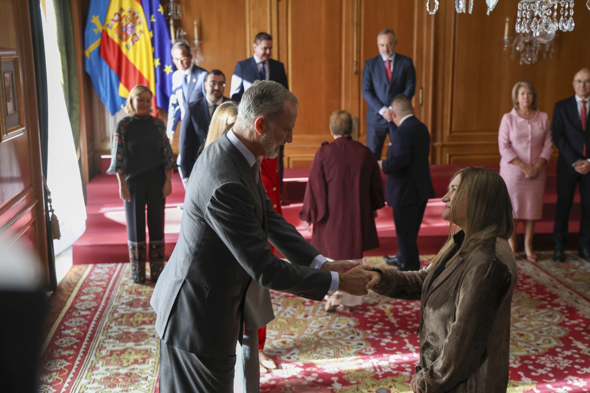 Muchas sonrisas y calurosos saludos en las audiencias de la Familia Real en el Reconquista