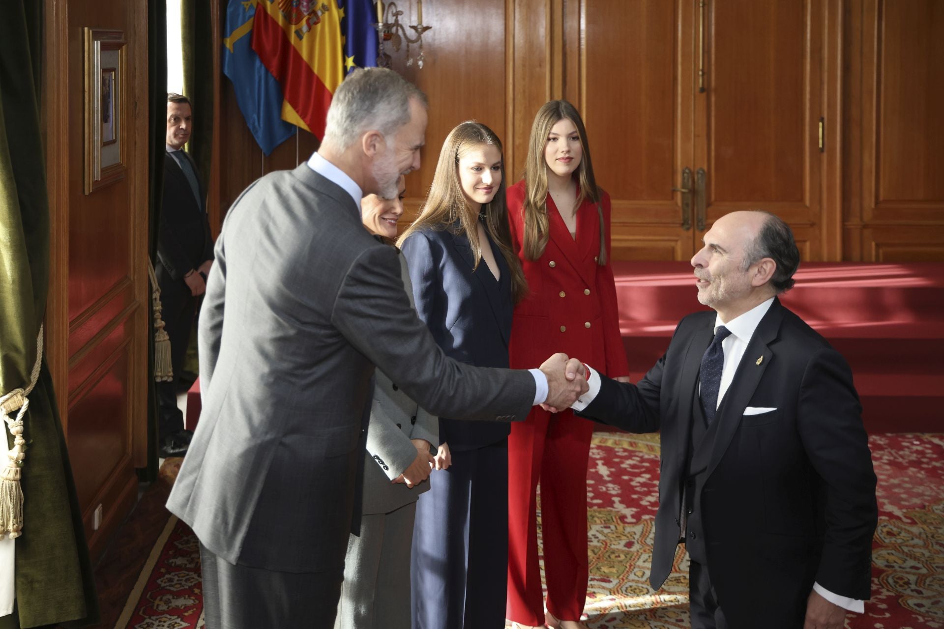 Muchas sonrisas y calurosos saludos en las audiencias de la Familia Real en el Reconquista