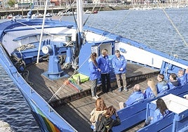 Presentación del proyecto 'Blue Expedition', a bordo del 'Máter', atracado en Avilés.