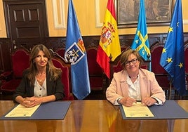 La edil Leticia González y la presidenta de la Cocina Económica, Mar Prieto, durante la firma del convenio.