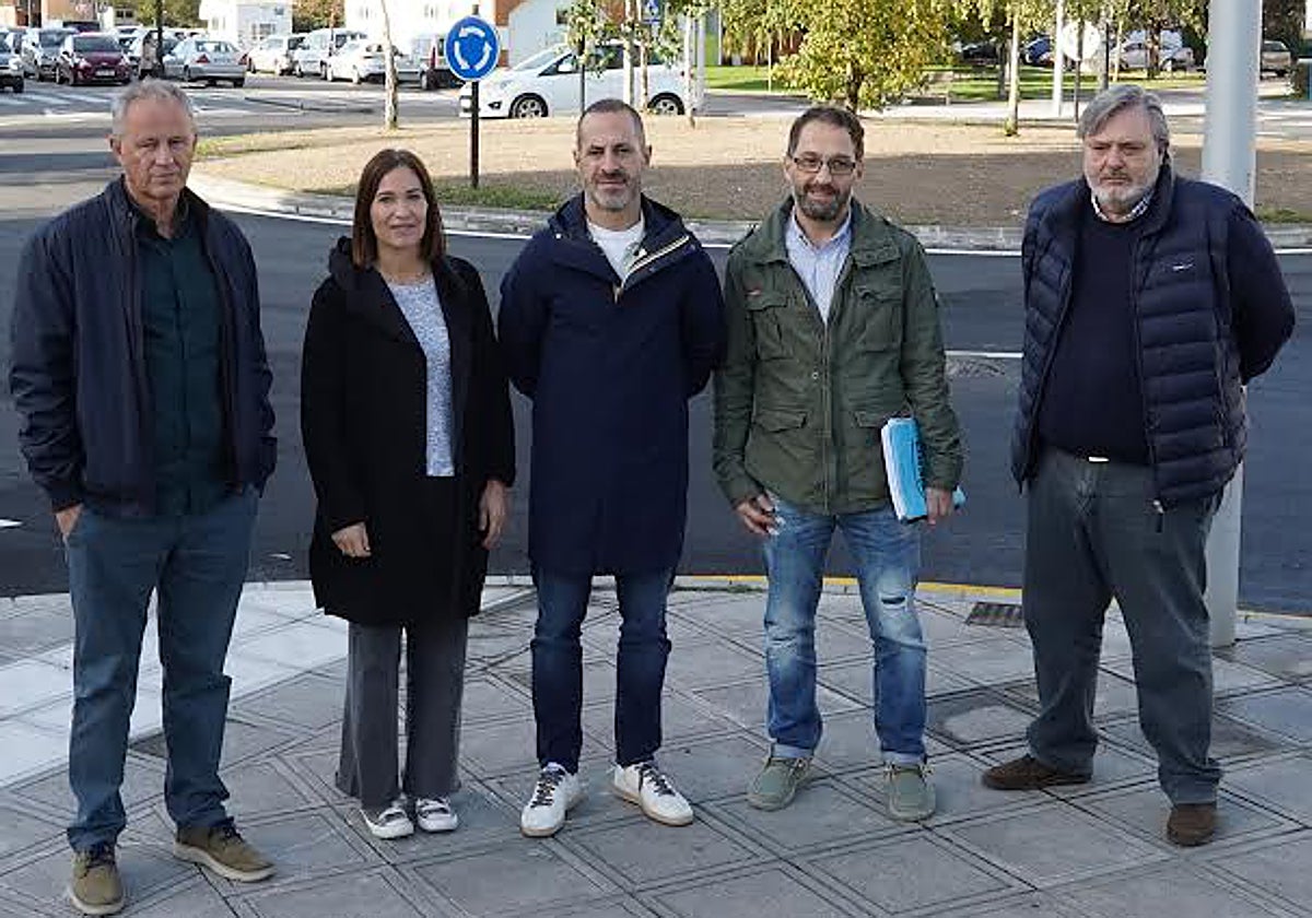 La edil y el regidor en el centro durante la visita a los trabajos