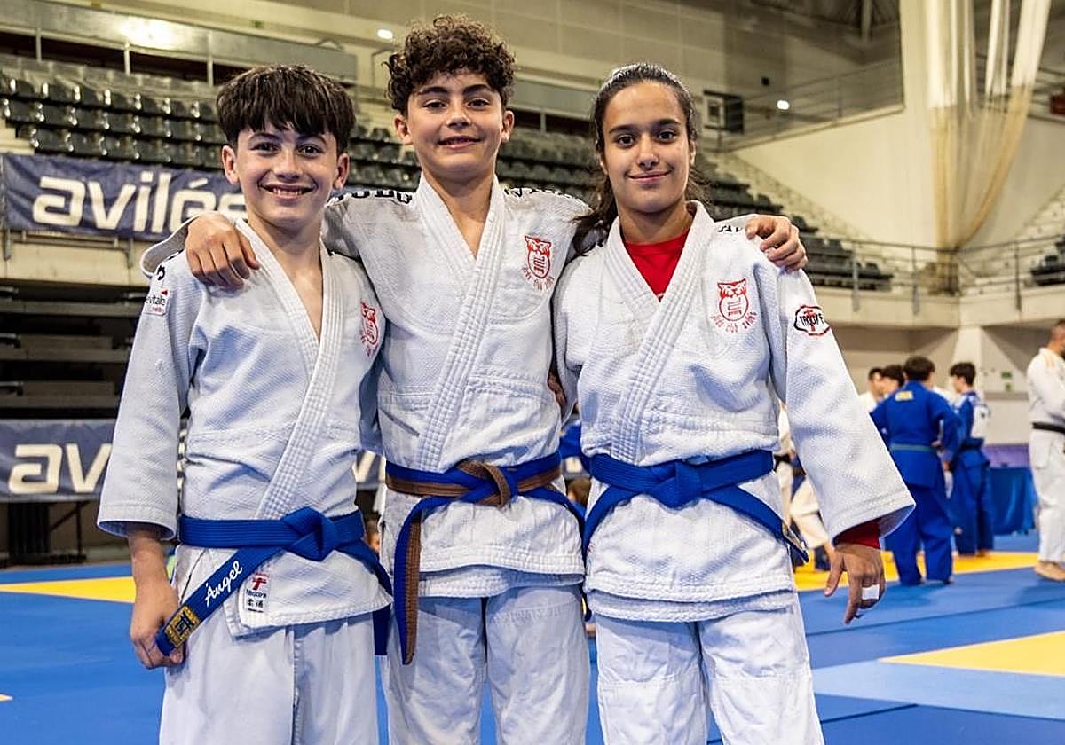 Ángel Miguélez, Nicolás Fernández y Valeria Coronado, medallistas del Judo Avilés en el Villa 2024.