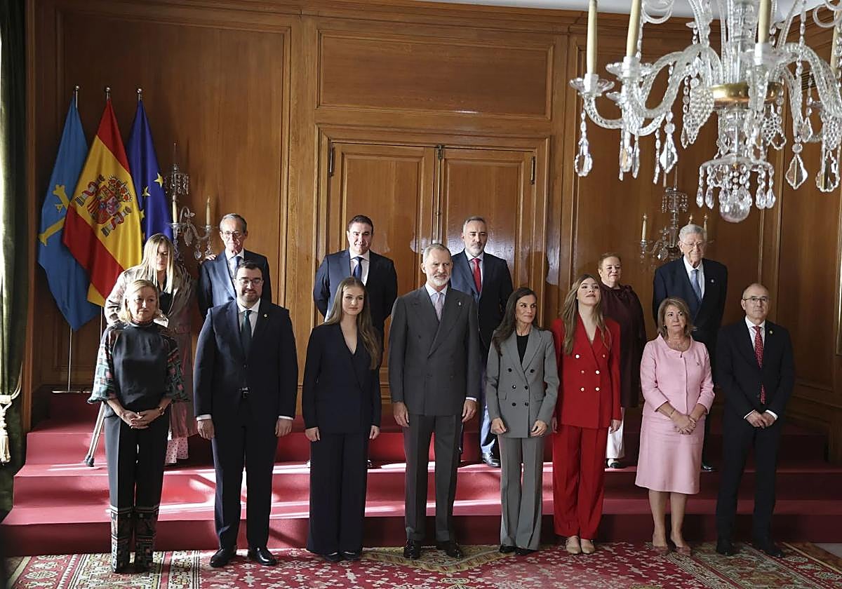 Foto grupal con los diez galardonados, Adrián Barbón, la Familia Real y demás autoridades.