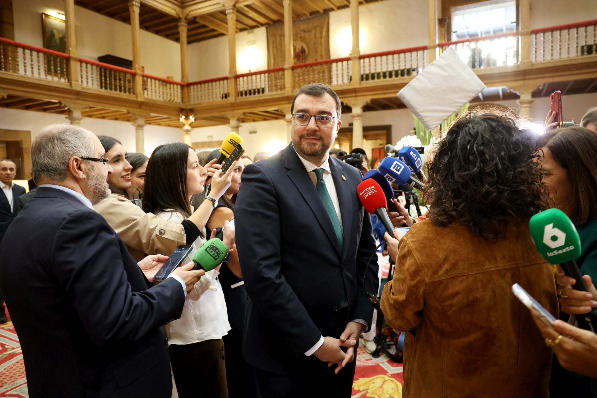 De la entrada de la reina Sofía al ambiente político y empresarial en el hall del Reconquista