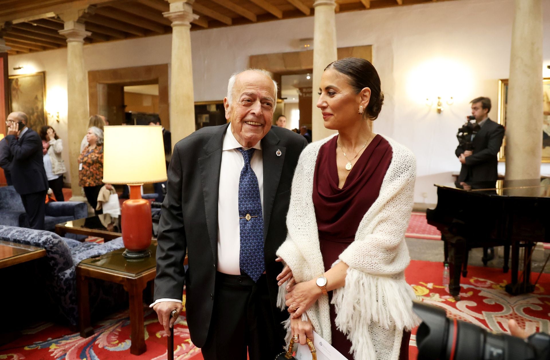 De la entrada de la reina Sofía al ambiente político y empresarial en el hall del Reconquista