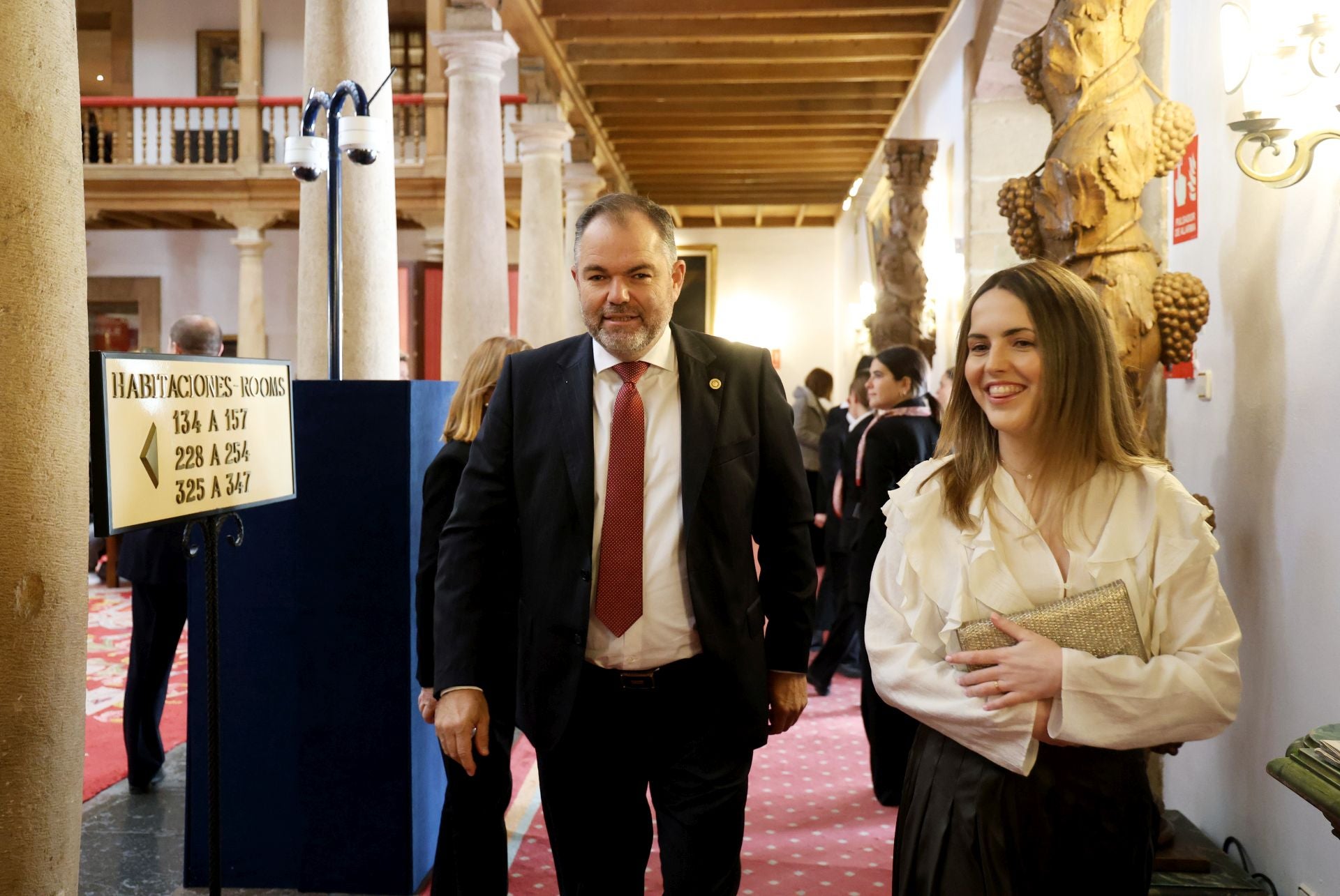 De la entrada de la reina Sofía al ambiente político y empresarial en el hall del Reconquista