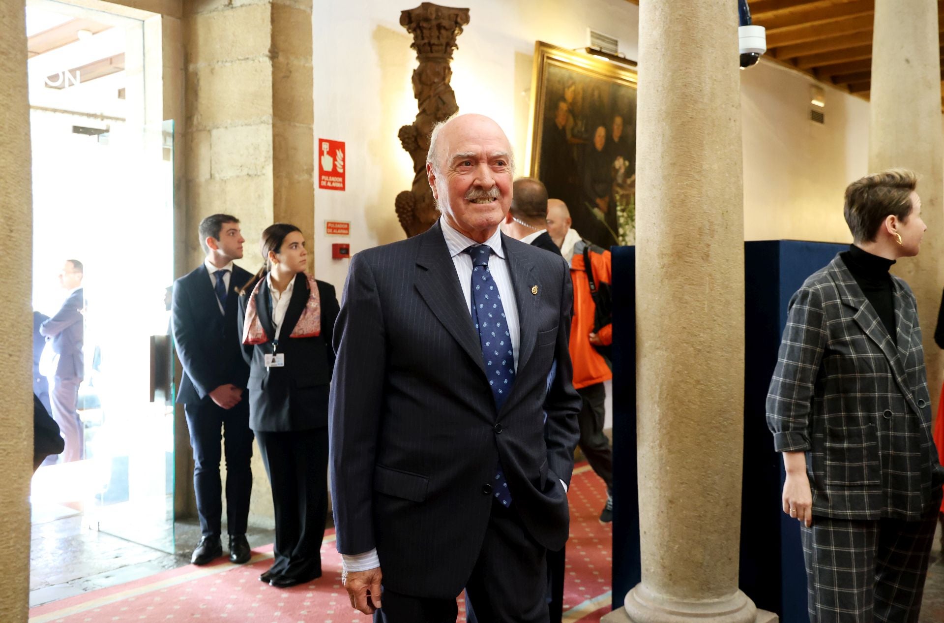 De la entrada de la reina Sofía al ambiente político y empresarial en el hall del Reconquista