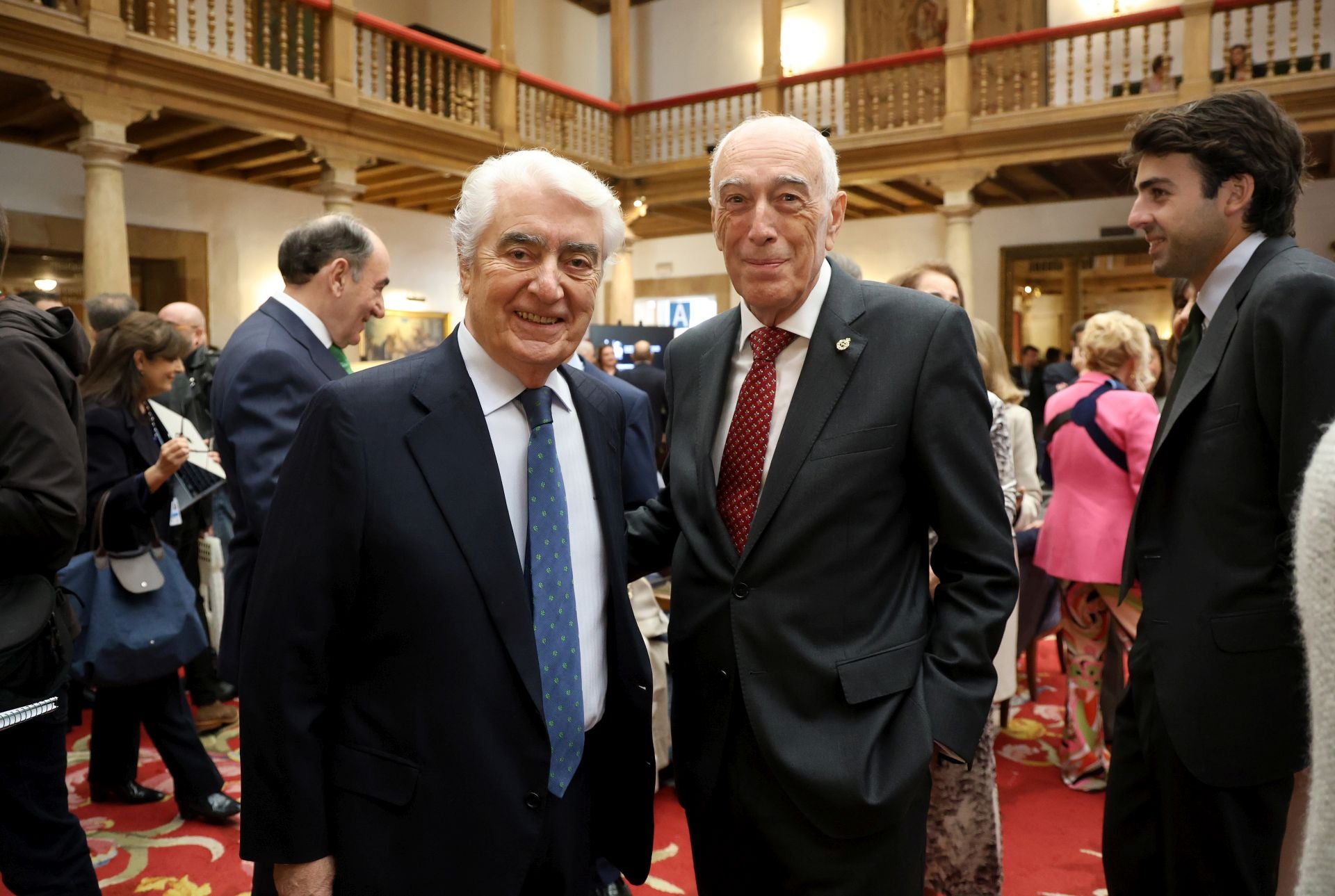 De la entrada de la reina Sofía al ambiente político y empresarial en el hall del Reconquista
