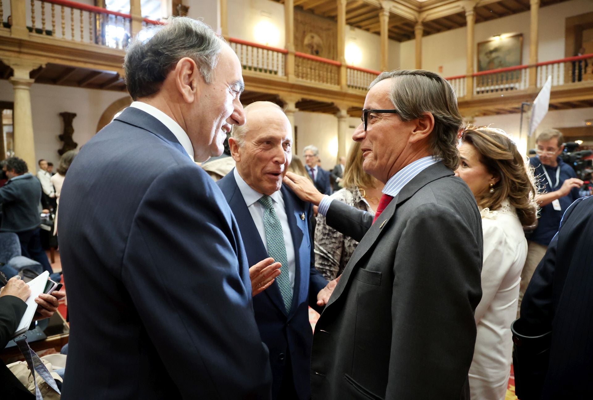 De la entrada de la reina Sofía al ambiente político y empresarial en el hall del Reconquista