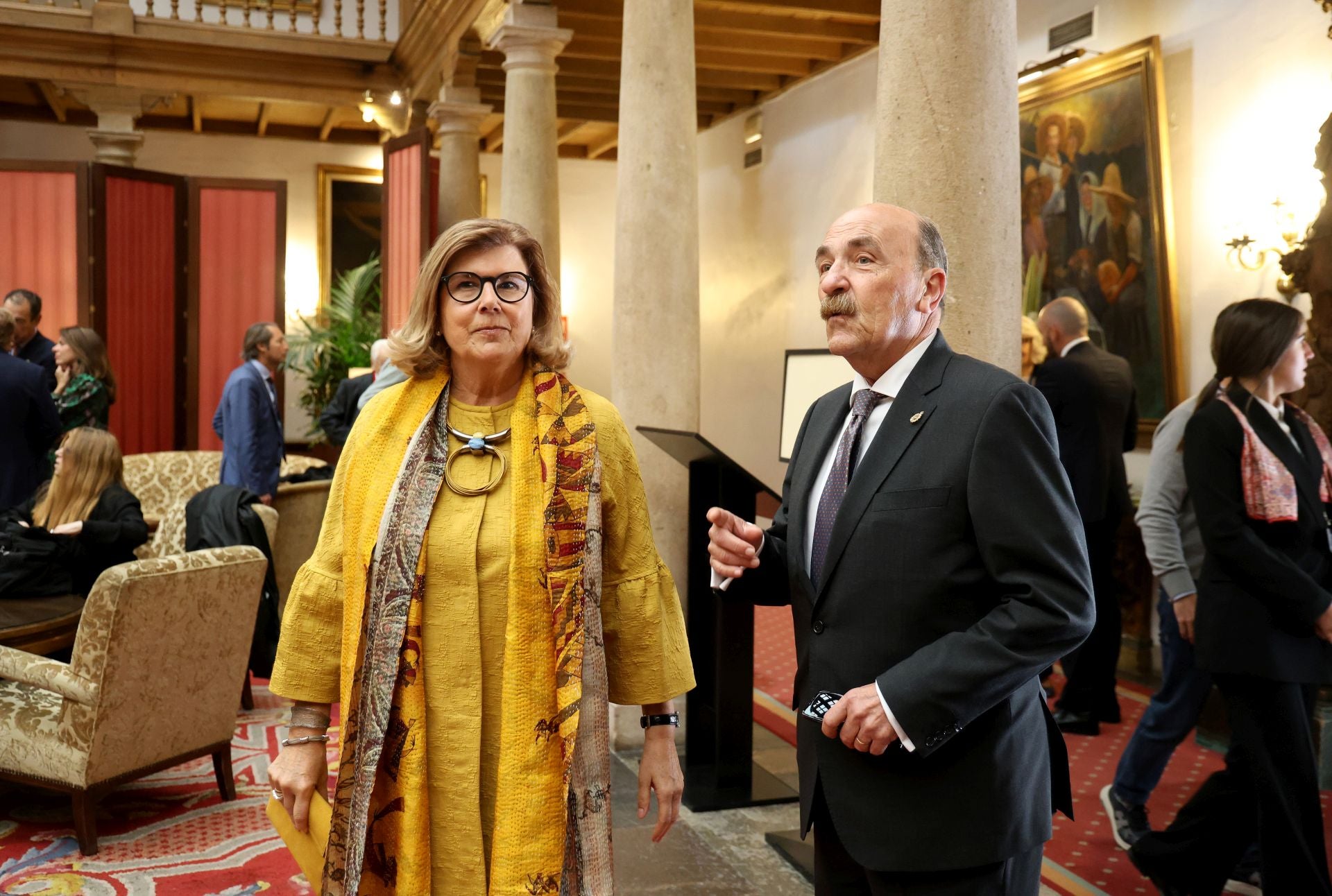 De la entrada de la reina Sofía al ambiente político y empresarial en el hall del Reconquista