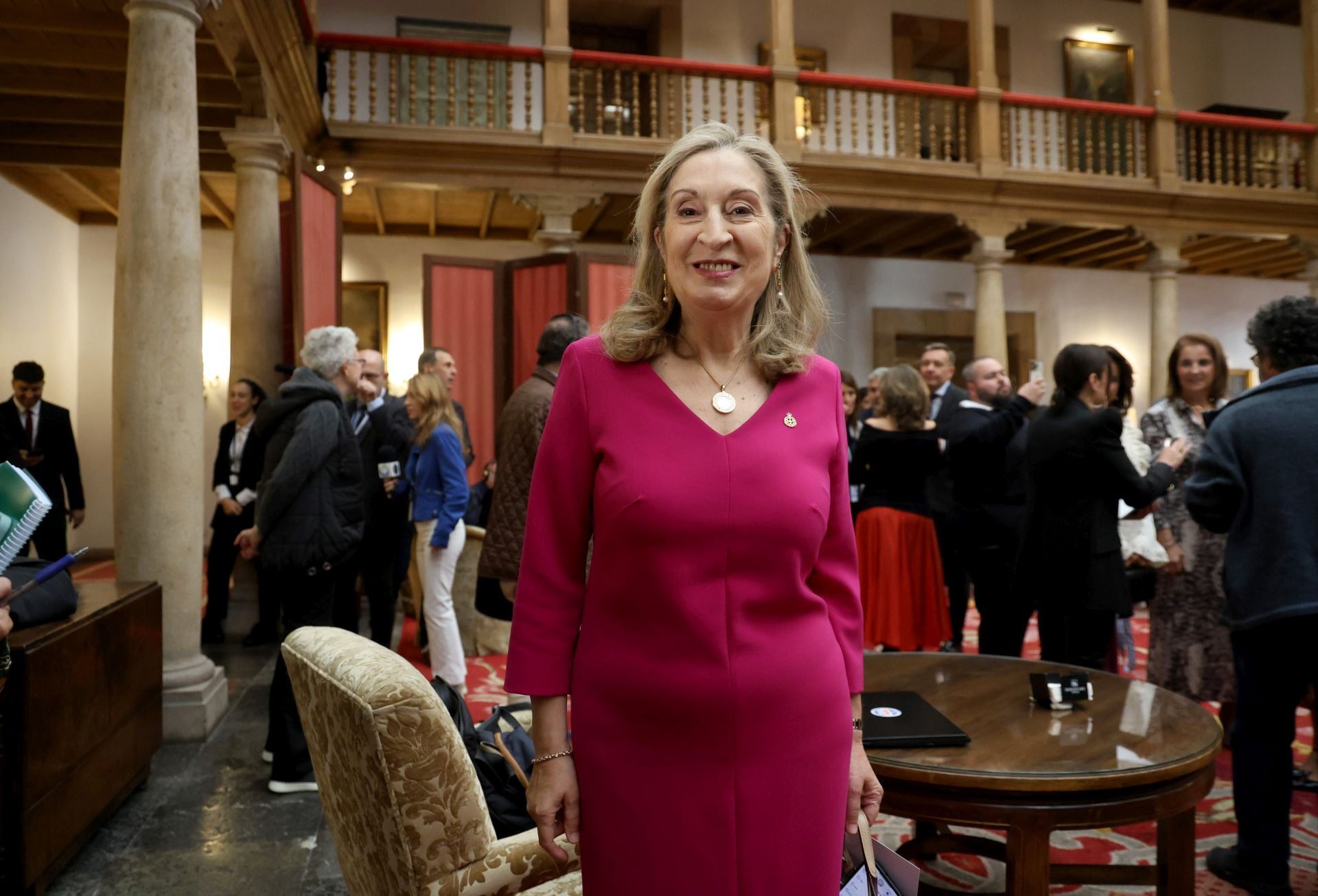 De la entrada de la reina Sofía al ambiente político y empresarial en el hall del Reconquista