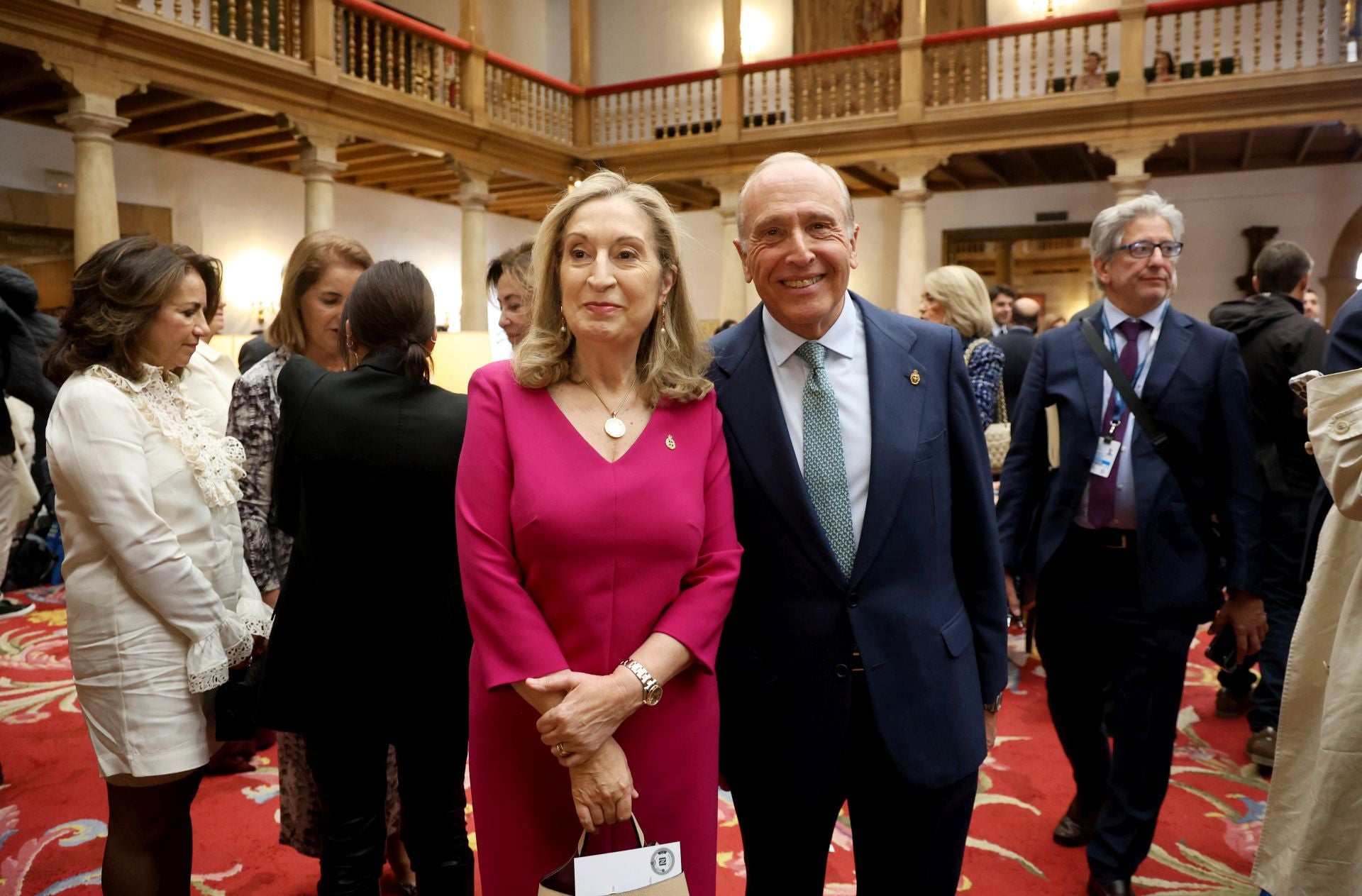 De la entrada de la reina Sofía al ambiente político y empresarial en el hall del Reconquista