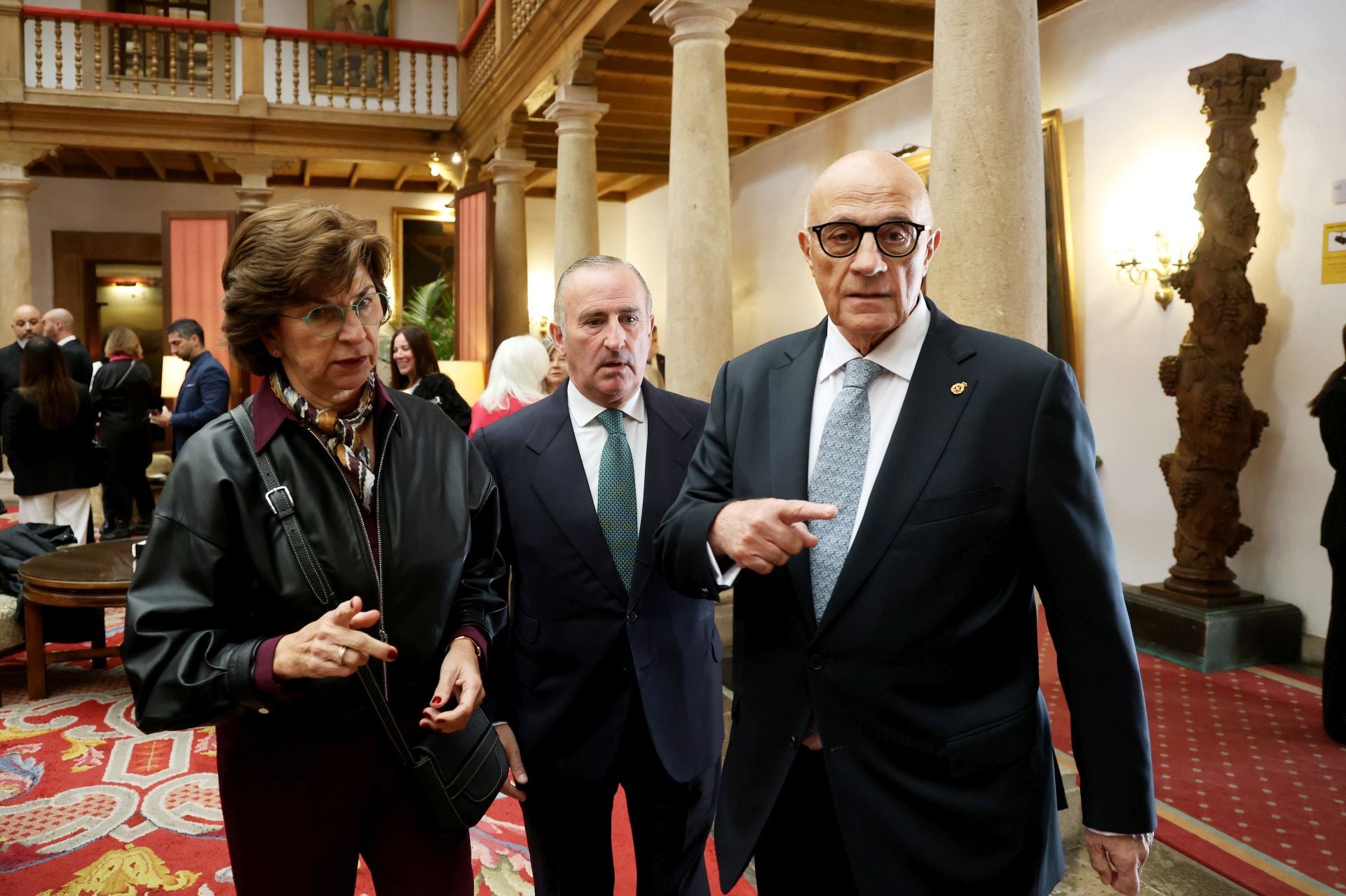 De la entrada de la reina Sofía al ambiente político y empresarial en el hall del Reconquista