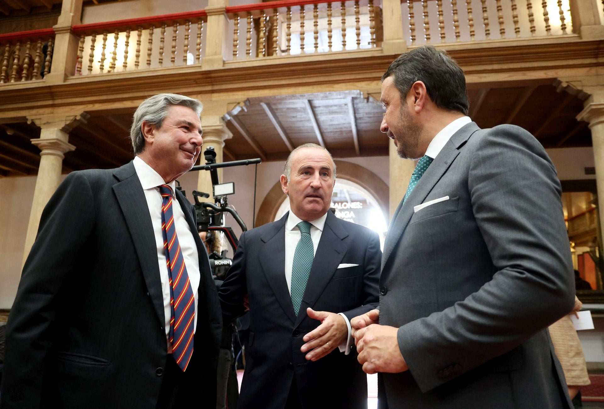 De la entrada de la reina Sofía al ambiente político y empresarial en el hall del Reconquista
