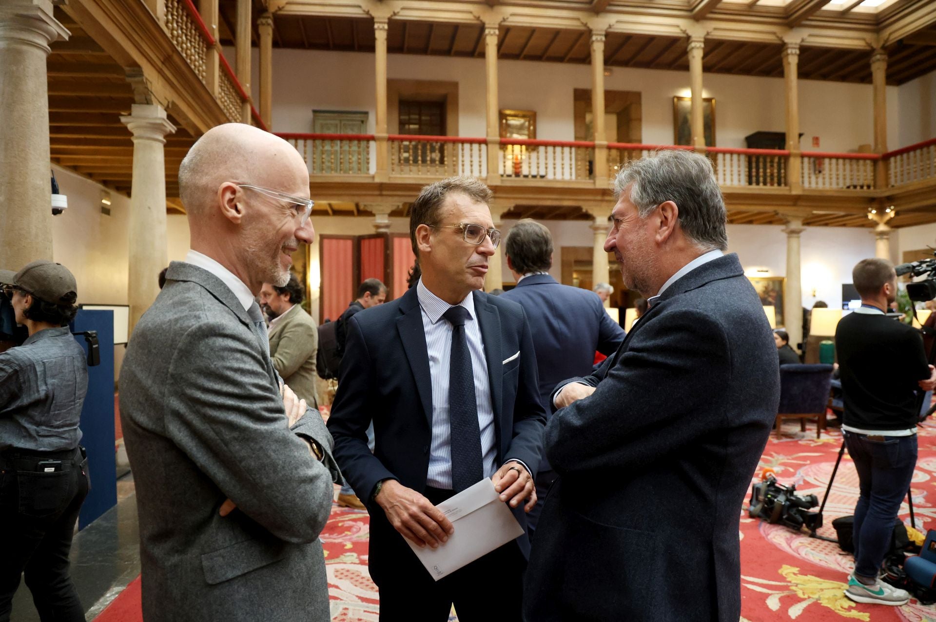 De la entrada de la reina Sofía al ambiente político y empresarial en el hall del Reconquista