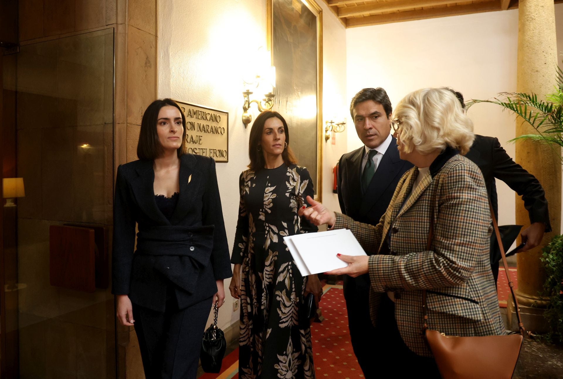 De la entrada de la reina Sofía al ambiente político y empresarial en el hall del Reconquista