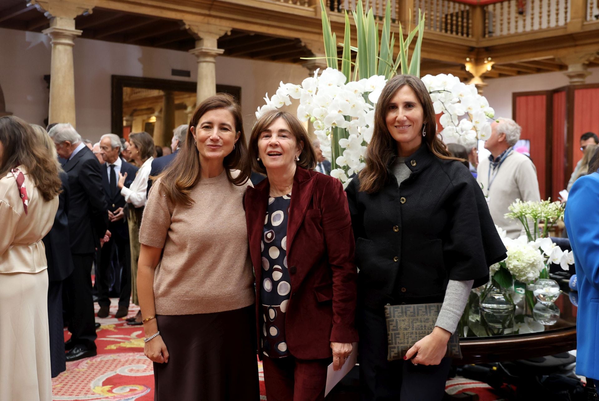 De la entrada de la reina Sofía al ambiente político y empresarial en el hall del Reconquista
