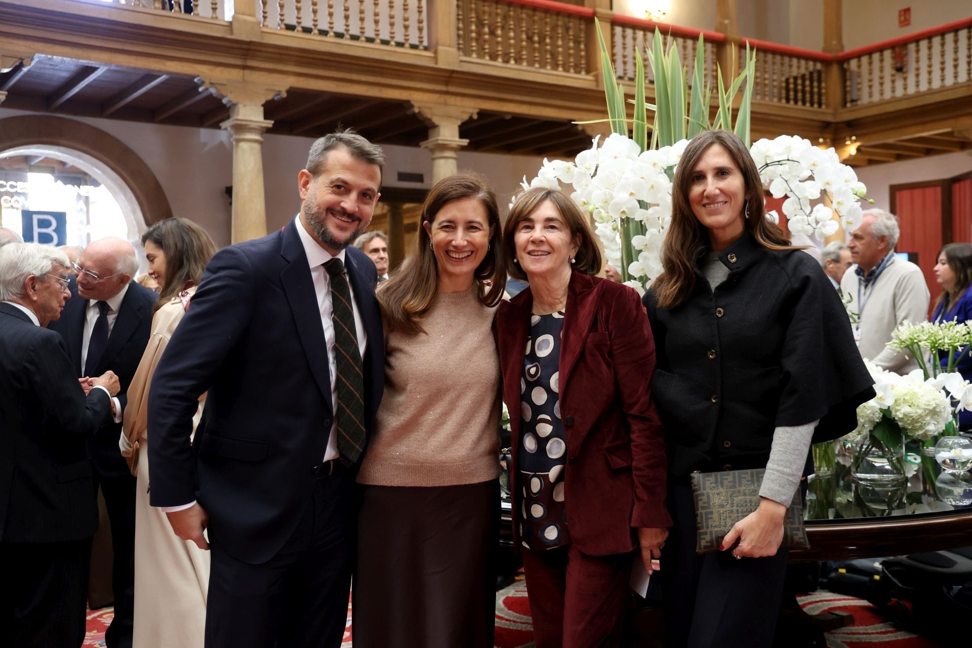 De la entrada de la reina Sofía al ambiente político y empresarial en el hall del Reconquista