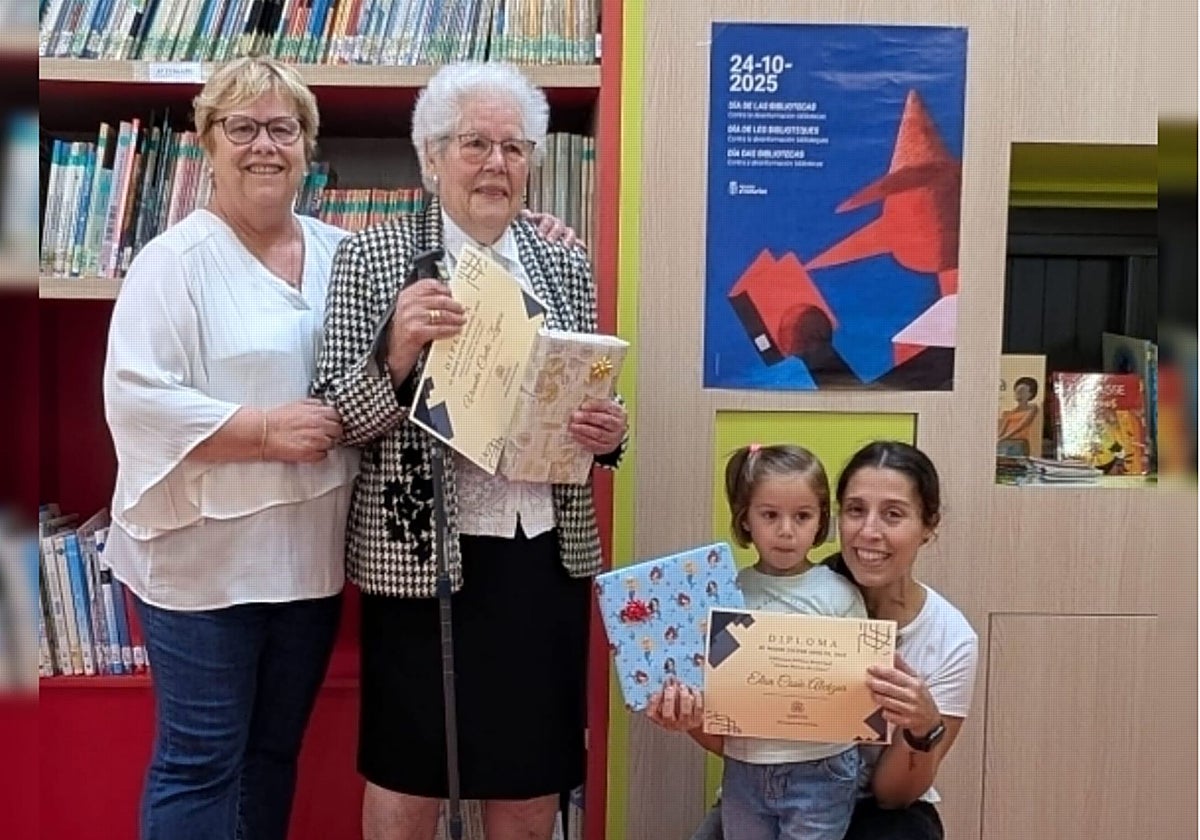 Las dos ganadoras, con sus premios.