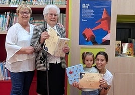 Las dos ganadoras, con sus premios.