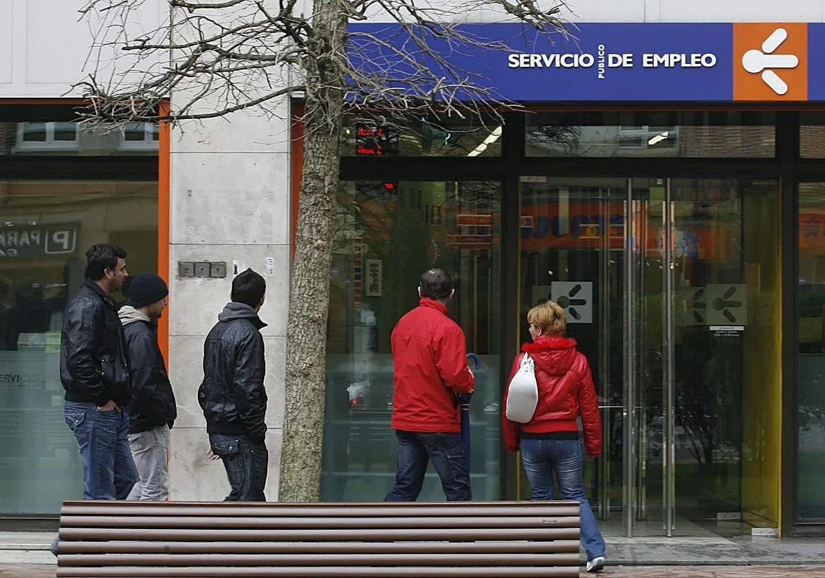 Varios ciudadanos esperan la apertura de una oficina del Servicio de Empleo.