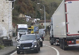 Congestión en la carretera Nacional de Pajares en noviembre de 2024, cuando la autopista cerró por argayo.