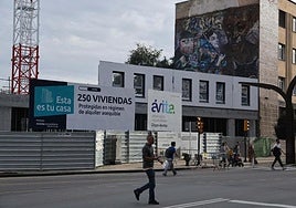 Dos operarios durante la instalación de la estructura modular.