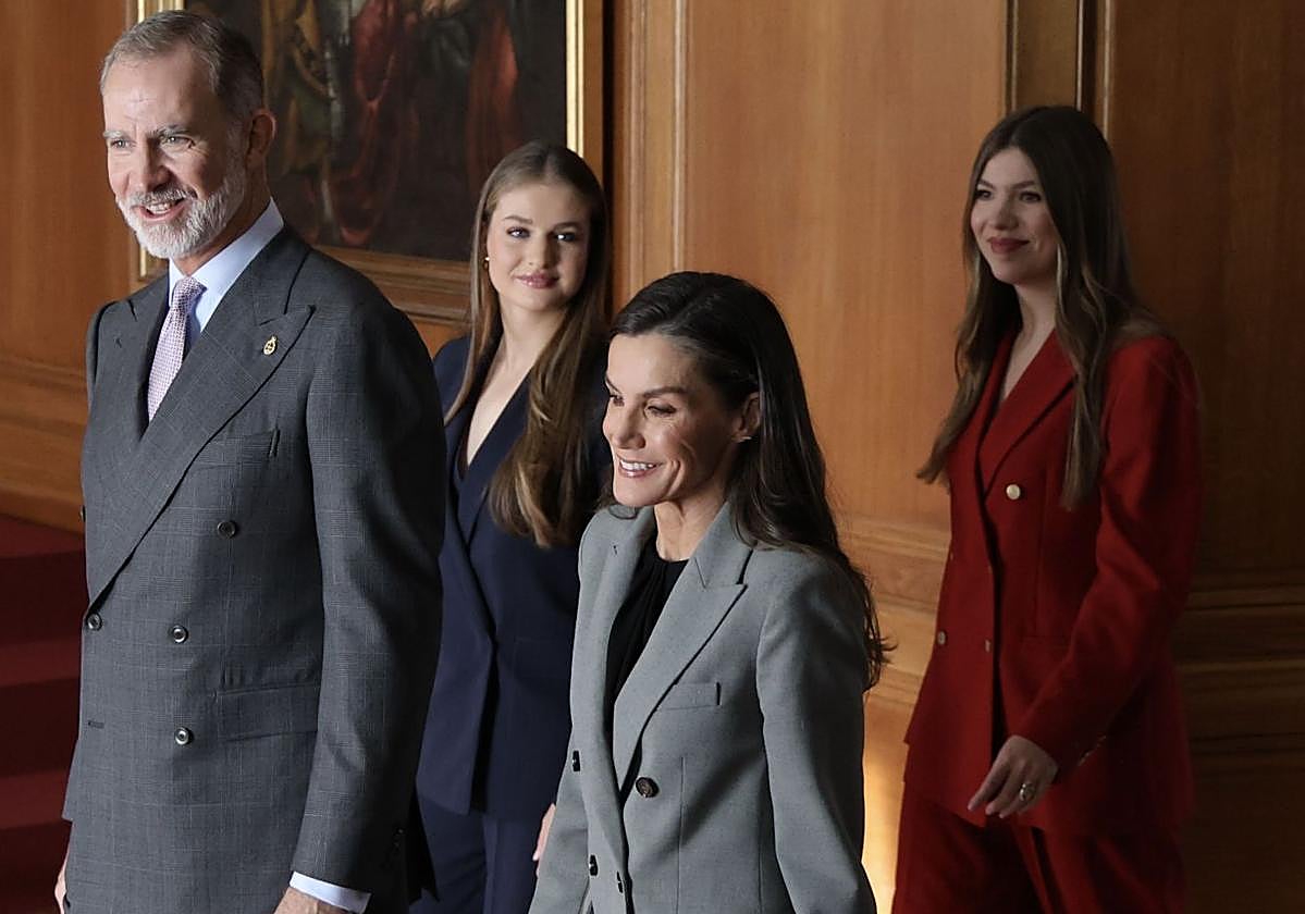 Muchas sonrisas y calurosos saludos en las audiencias de la Familia Real en el Reconquista