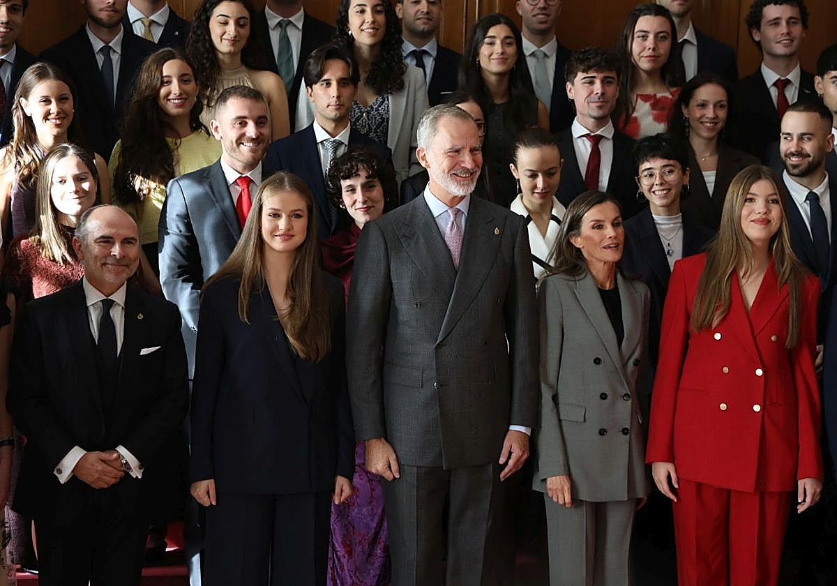 La Familia Real posa junto a los Premios Fin de Grado 2024.