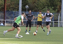 Adri Gómez, ya sin máscara, avanza con el balón, con Guzmán, Dani Vidal y Raúl Rubio a la izquierda, esta semana en La Toba 2.