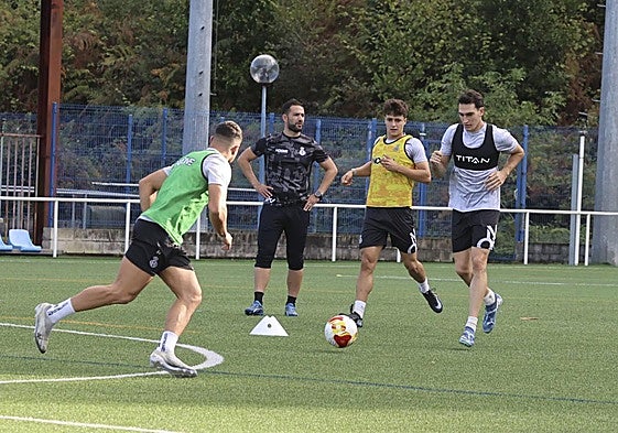 Adri Gómez, ya sin máscara, avanza con el balón, con Guzmán, Dani Vidal y Raúl Rubio a la izquierda, esta semana en La Toba 2.